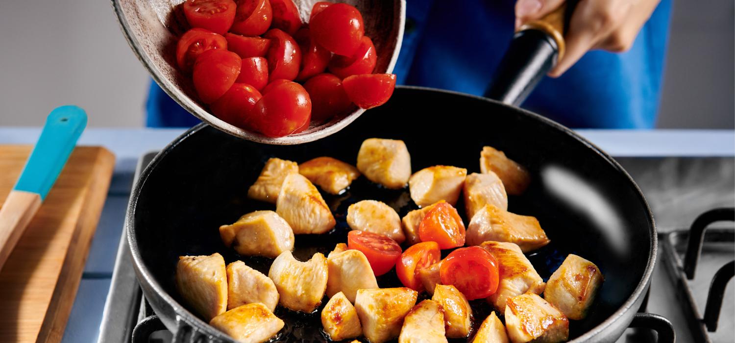 Schnelle Hühner-Pfanne mit Tomaten und Spinat