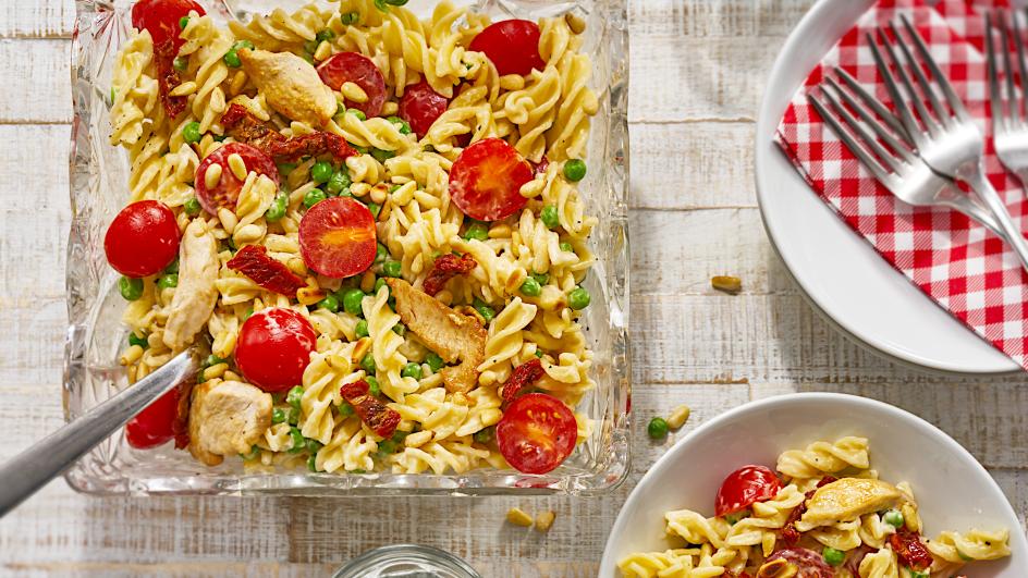 Schneller Nudelsalat mit Erbsen und Tomaten