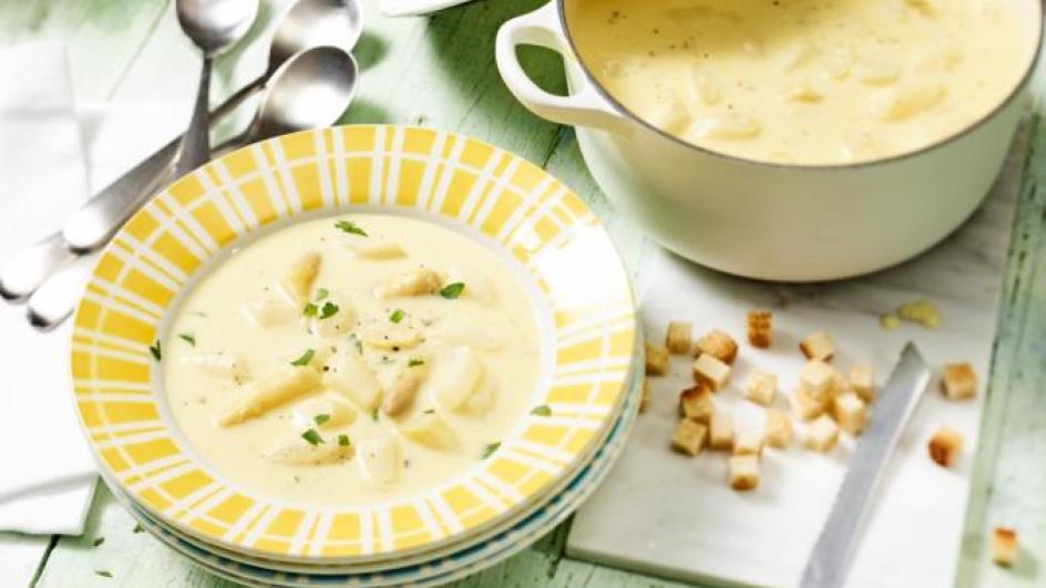 Spargelcremesuppe mit Croûtons