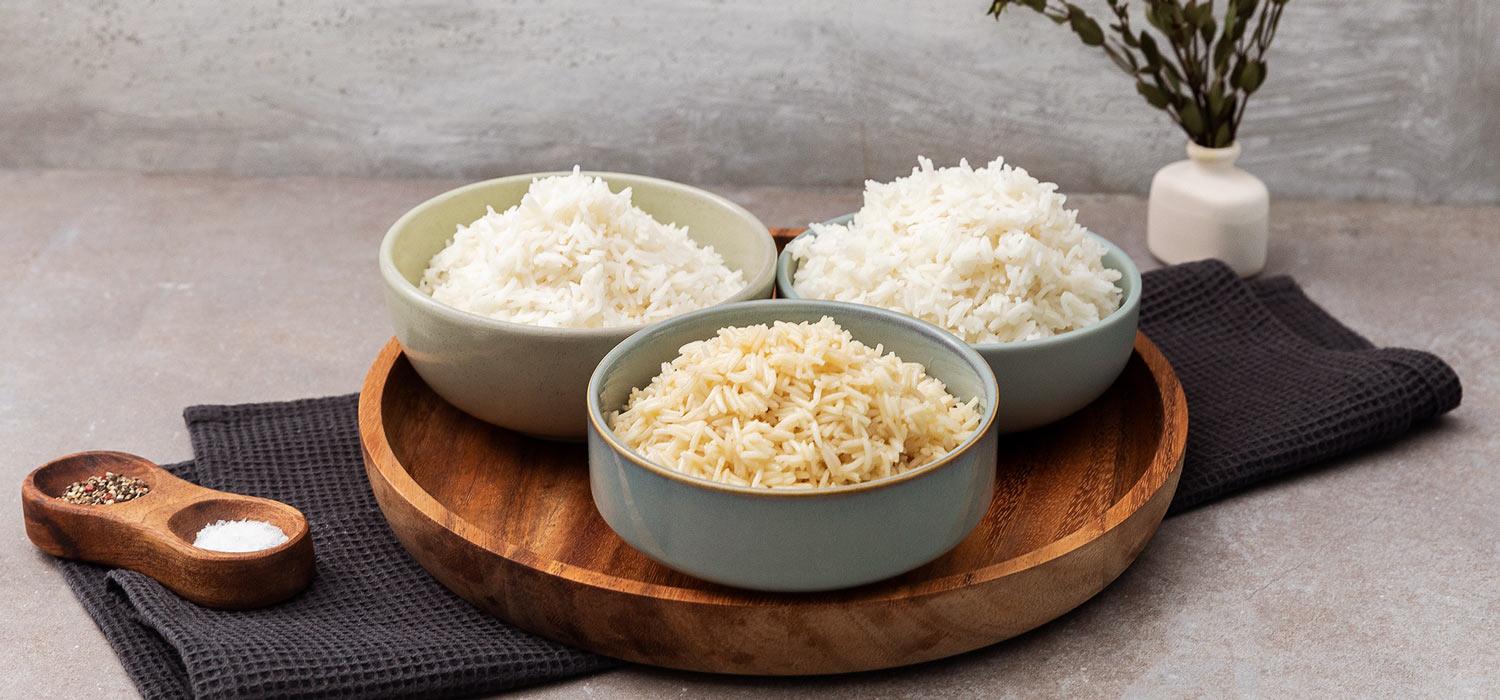 gekochter Reis in Schüsseln
