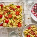 Schneller Nudelsalat mit Erbsen und Tomaten