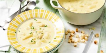 Spargelcremesuppe mit Croûtons